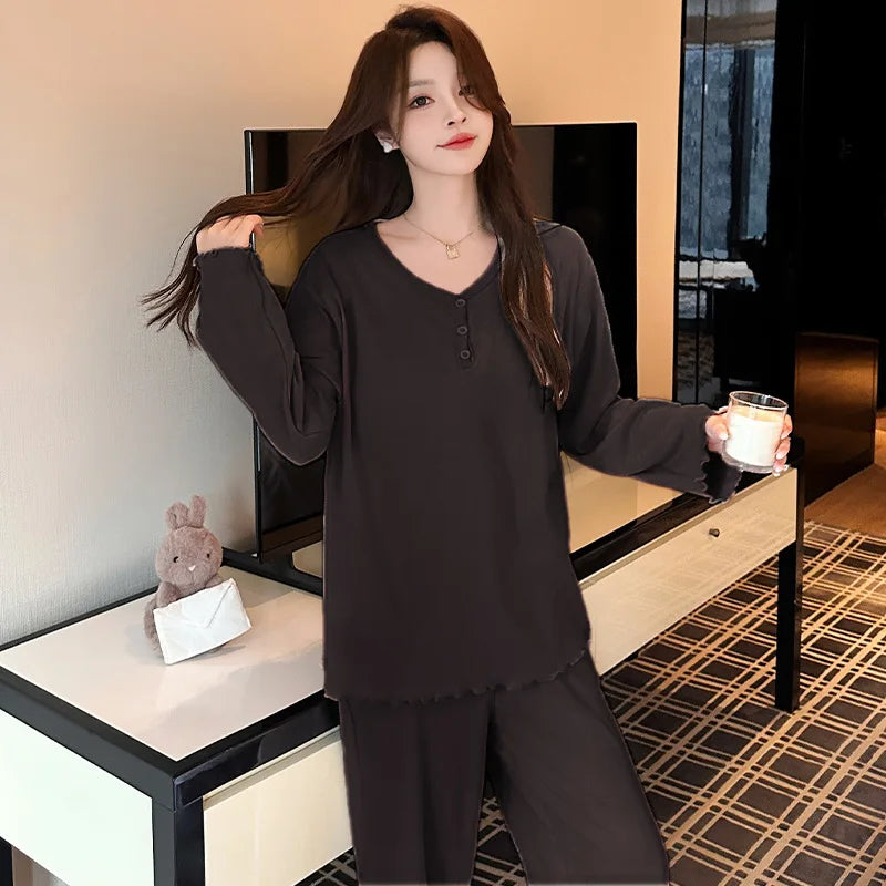 طقم بيجاما نسائي من المخمل الفاخر يتميز بياقة على شكل V لتوفير أناقة مريحة، وهو مثالي للنوم والاسترخاء.