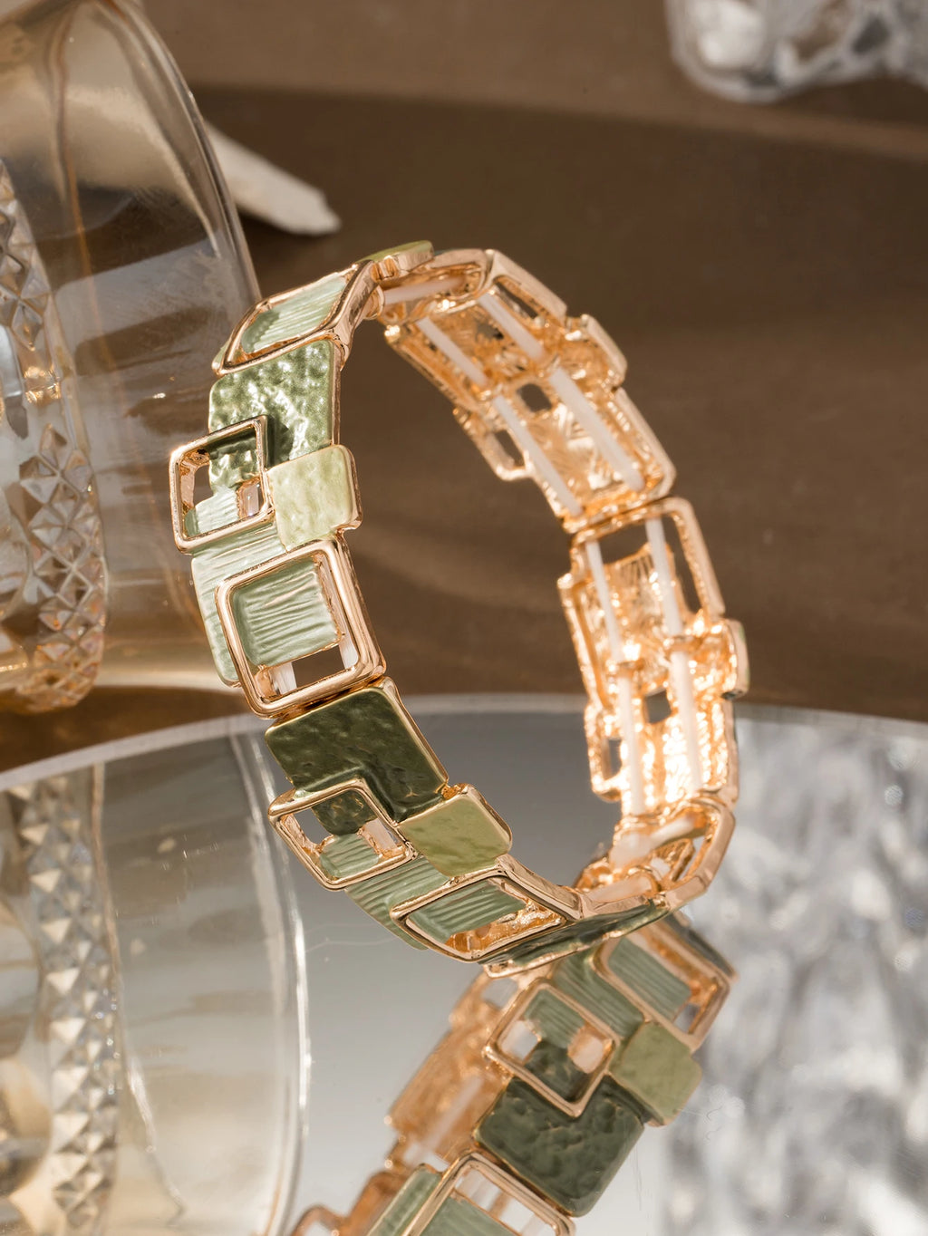 تجمع هذه الأساور المطاطية بتصميمها الجي ومتري العصري بين الأناقة والراحة،