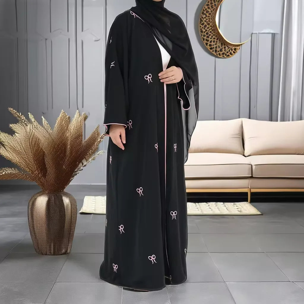 تألقي بأحدث كاردغان محتشم باللون الأسود، مُصمم خصيصًا الباحثات عن الأناقة والراحة في الصيف. تأتي العباءة مطرزة بتطريز قوس الكمون المصنوع من قماش نيدا عالي الجودة،