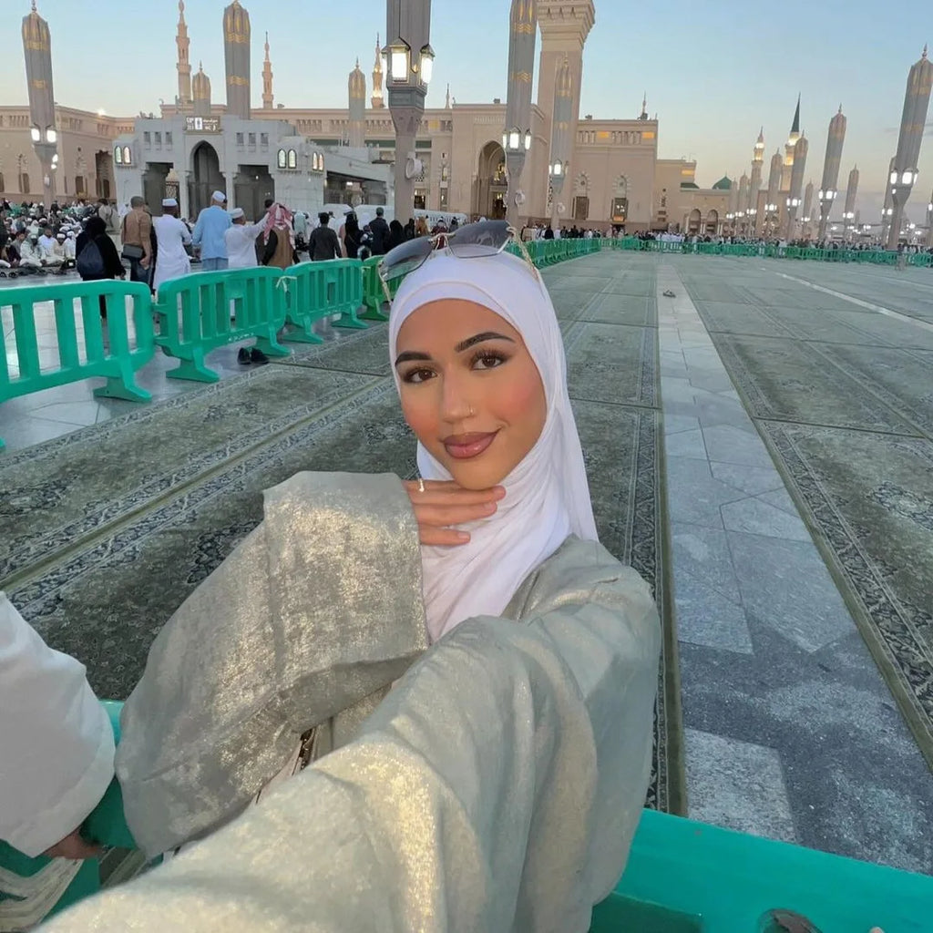 عباية فاخرة بتصميم لامع للمناسبات  ، تجمع بين الأناقة والراحة بفضل قماش التوينغ الساتان الفاخر.