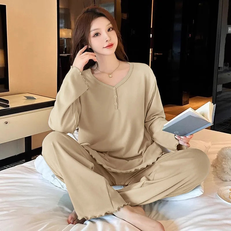طقم بيجاما نسائي من المخمل الفاخر يتميز بياقة على شكل V لتوفير أناقة مريحة، وهو مثالي للنوم والاسترخاء.