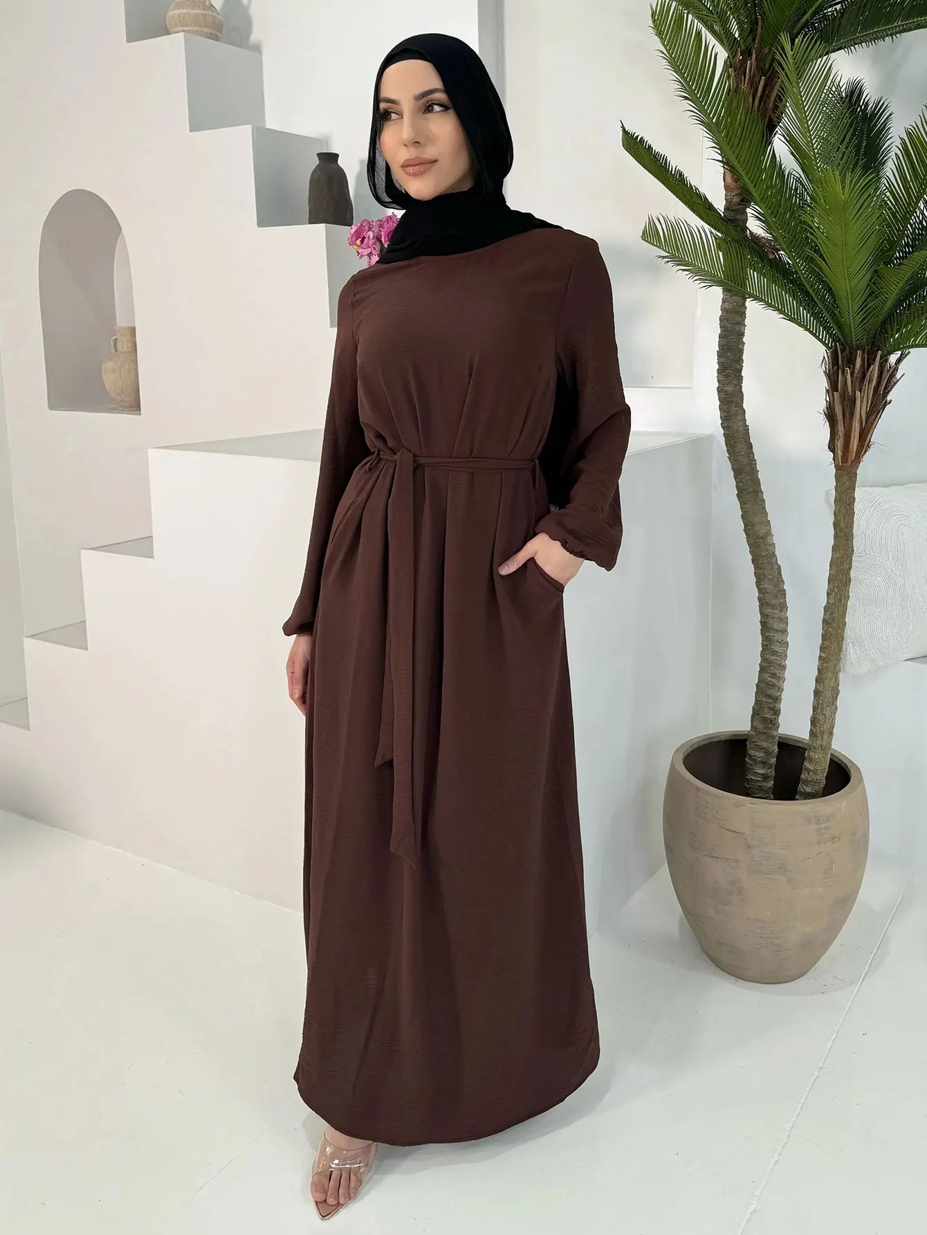 عباية نسائية بلون قهوة راقٍ لعام 2025، تجمع بين الأناقة والاحتشام في تصميم مستوحى من الكوفطان المغربي التقليدي.