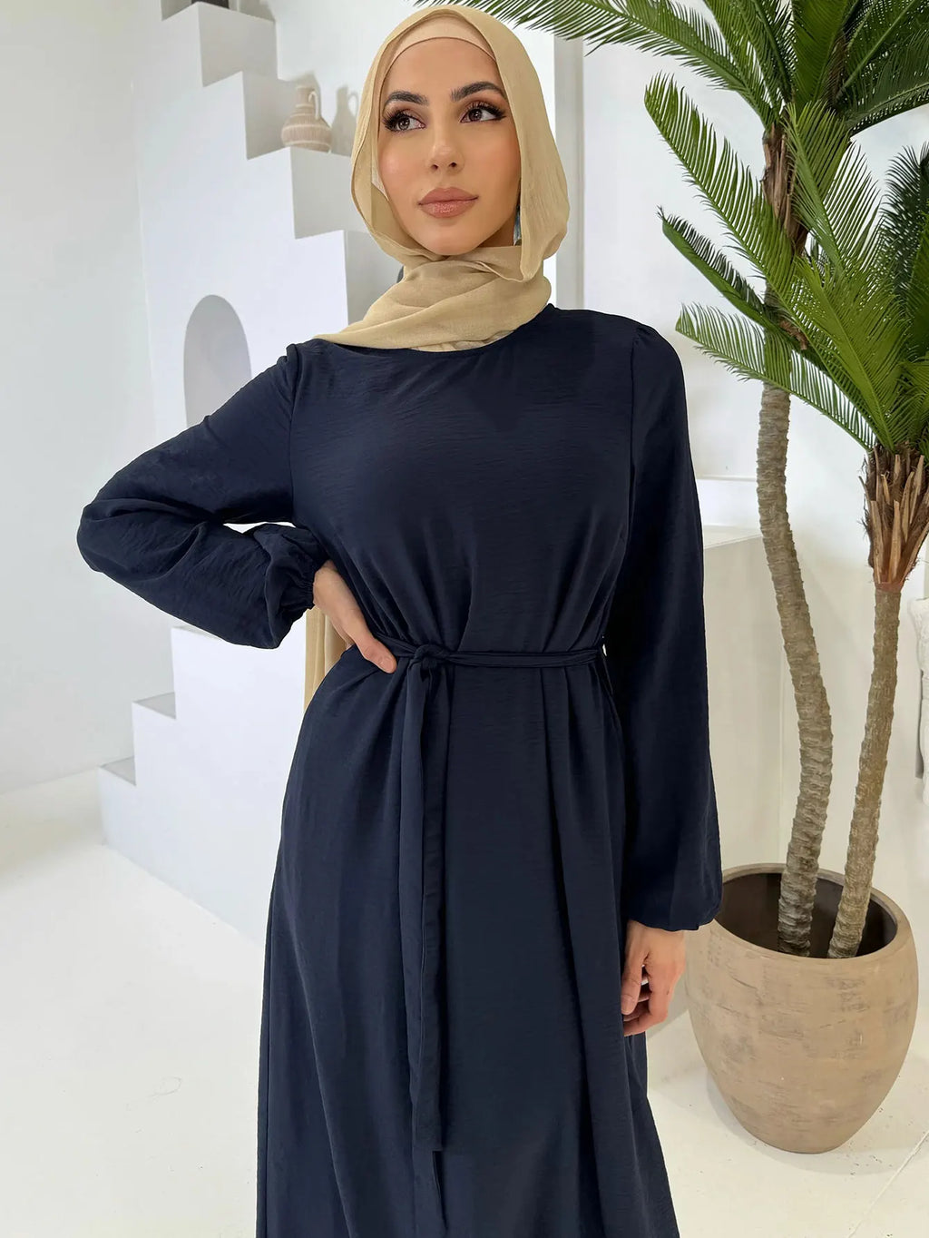 عباية نسائية بلون قهوة راقٍ لعام 2025، تجمع بين الأناقة والاحتشام في تصميم مستوحى من الكوفطان المغربي التقليدي.