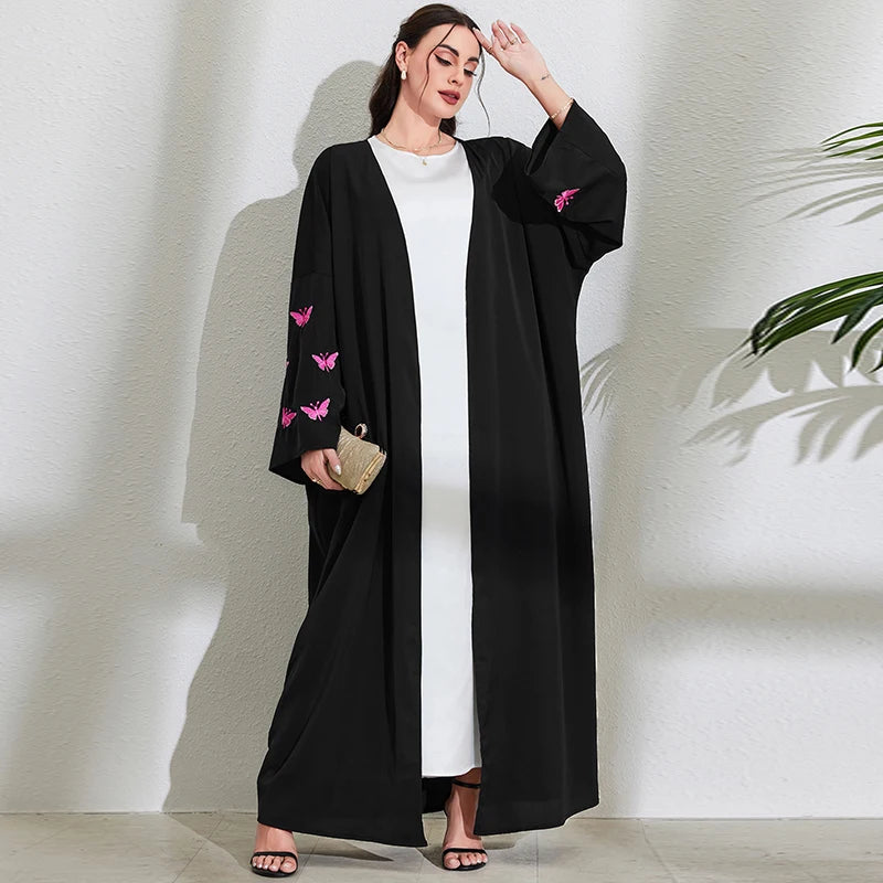 استمتعي بأناقة لا مثيل لها مع عباءة بتطريز فراشة فني يضيف لمسة من الحيوية والجمال إلى إطلالتك.