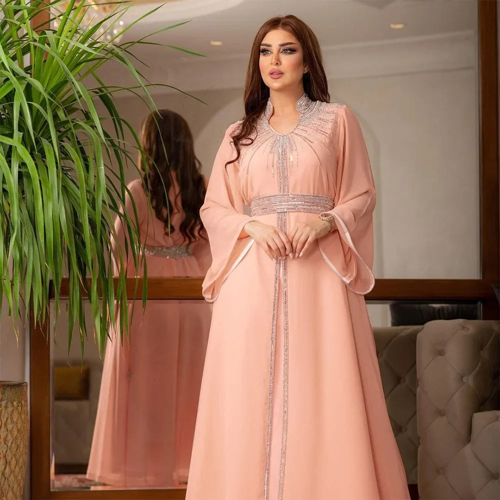 ارفع من شراكة الموضة المحتشمة مع هذا الفستان الفاخر الفاخر، المصمم لتكريم التقاليد الإسلامية الخالدة مع احتضان الأناقة المعاصرة.
