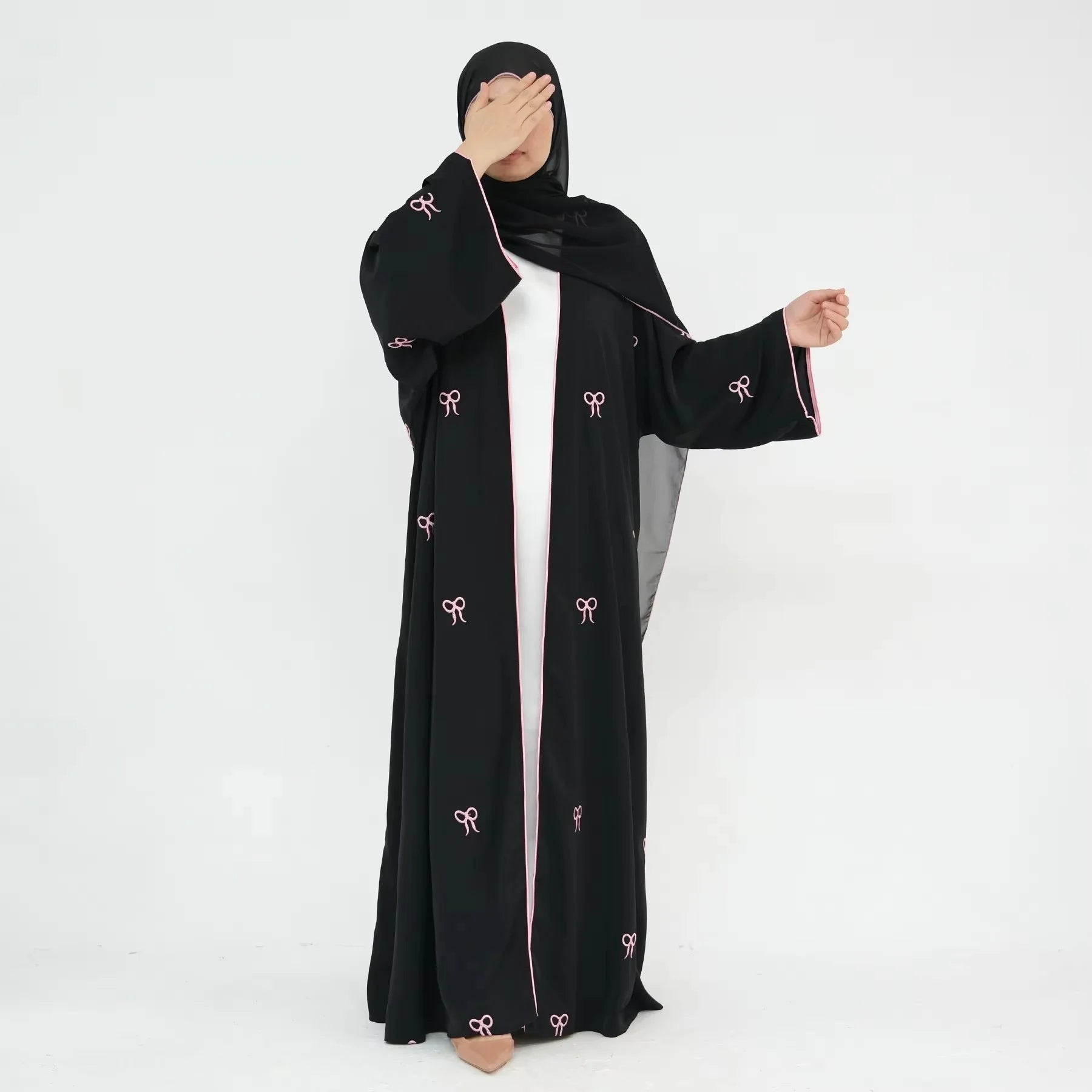 تألقي بأحدث كاردغان محتشم باللون الأسود، مُصمم خصيصًا الباحثات عن الأناقة والراحة في الصيف. تأتي العباءة مطرزة بتطريز قوس الكمون المصنوع من قماش نيدا عالي الجودة،