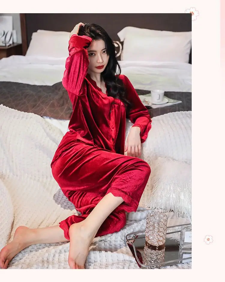 تجمع هذه المجموعة النسائية المثيرة بين راحة النوم وأناقة الدانتيل بحجم زائد، مع حاشية على شكل V تضفي لمسة أنثوية مميزة.