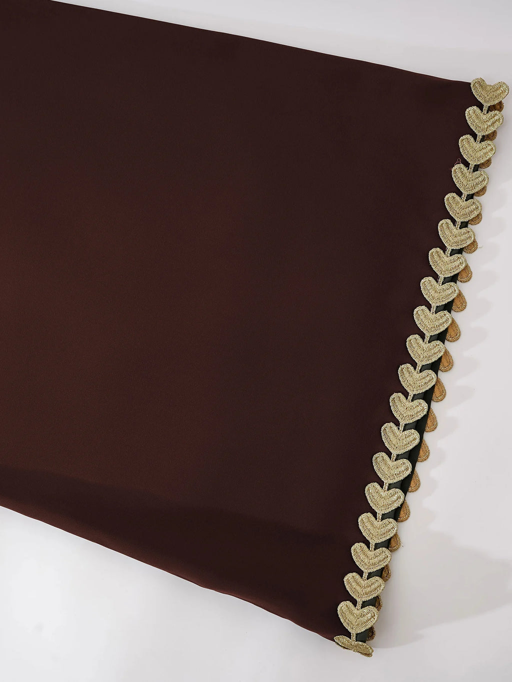 عباءة نسائية فضفاضة وطويلة مصممة بدقة لتلبية متطلبات الموضة .