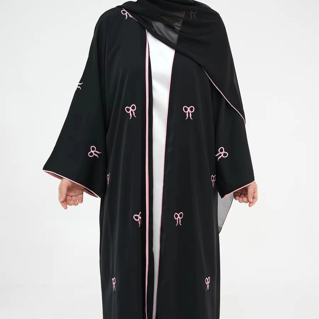 تألقي بأحدث كاردغان محتشم باللون الأسود، مُصمم خصيصًا الباحثات عن الأناقة والراحة في الصيف. تأتي العباءة مطرزة بتطريز قوس الكمون المصنوع من قماش نيدا عالي الجودة،