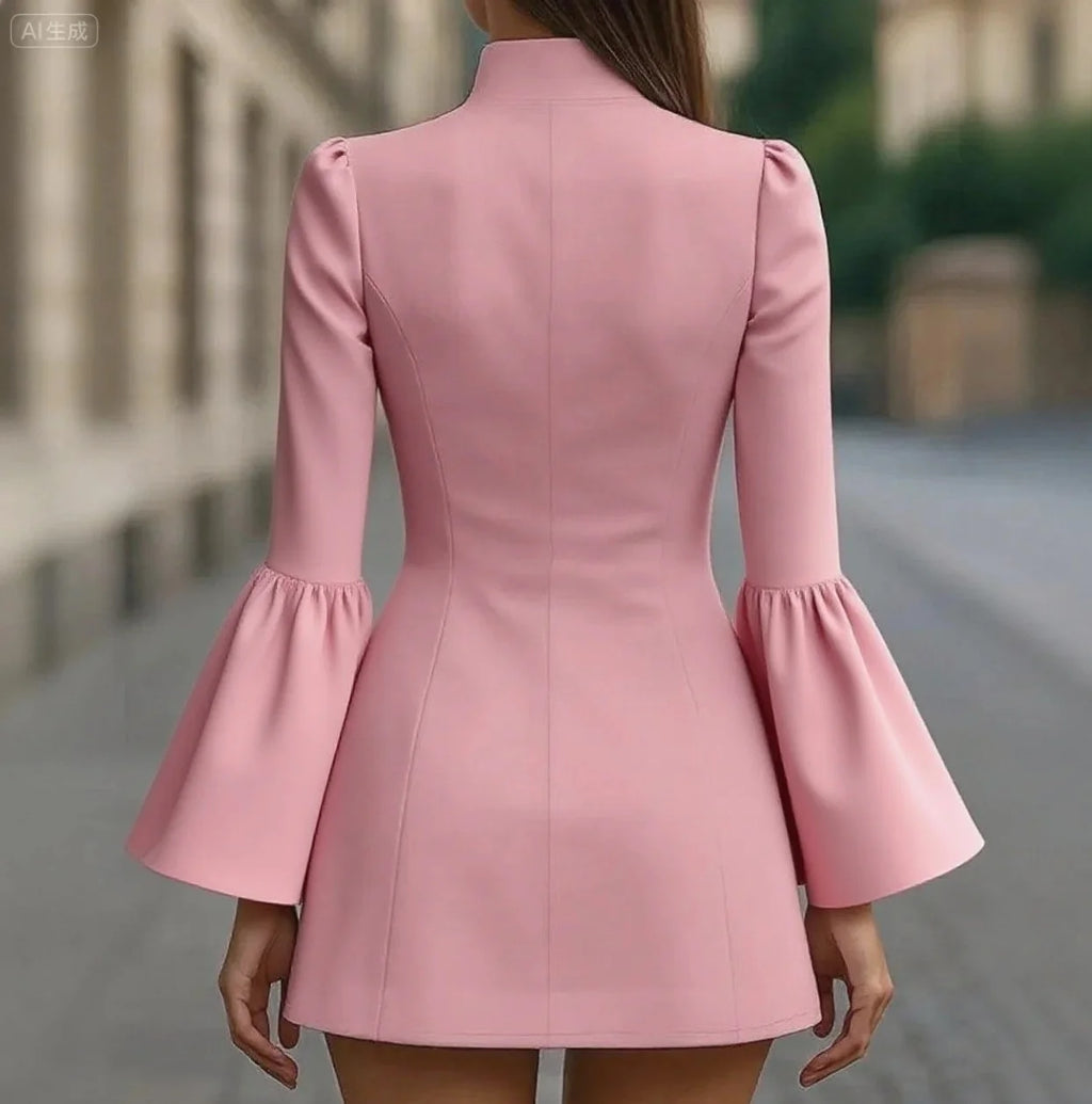 فستان بدلة بتصميم خريفي أنيق يجمع بين البساطة والعملية.