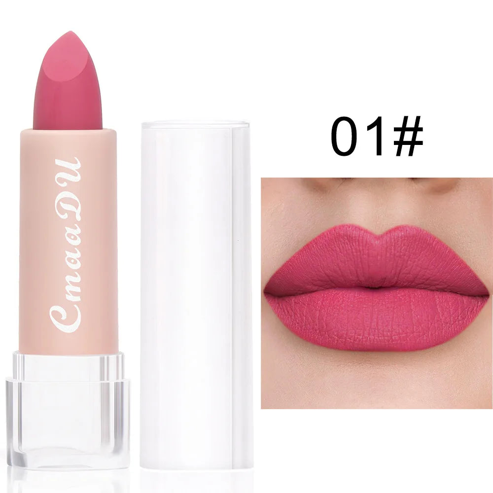 أحمر الشفاه السائل من CmaaDu 15Color Pro يقدم تغطية غنية ومطفأة مع ملمس ناعم وخفيف بفضل تركيبته التي تحتوي على زيت خفيف.