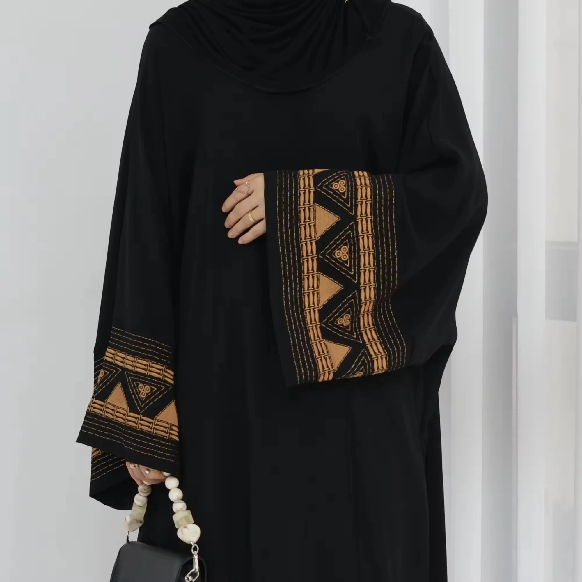 هذه العباءة السوداء المفتوحة بتطريز عرقي أنيق تضيف لمسة مميزة لمظهرك المحتشم.