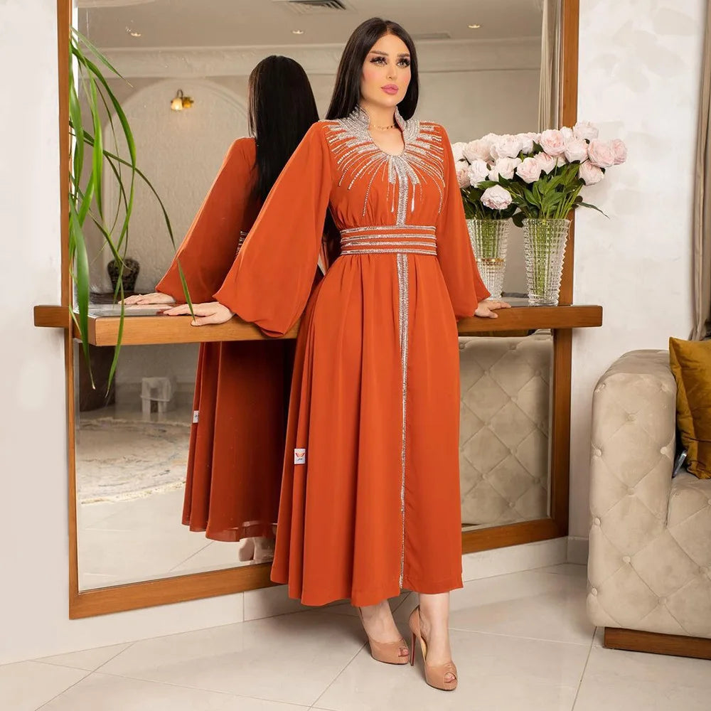 ارفع من شراكة الموضة المحتشمة مع هذا الفستان الفاخر الفاخر، المصمم لتكريم التقاليد الإسلامية الخالدة مع احتضان الأناقة المعاصرة.