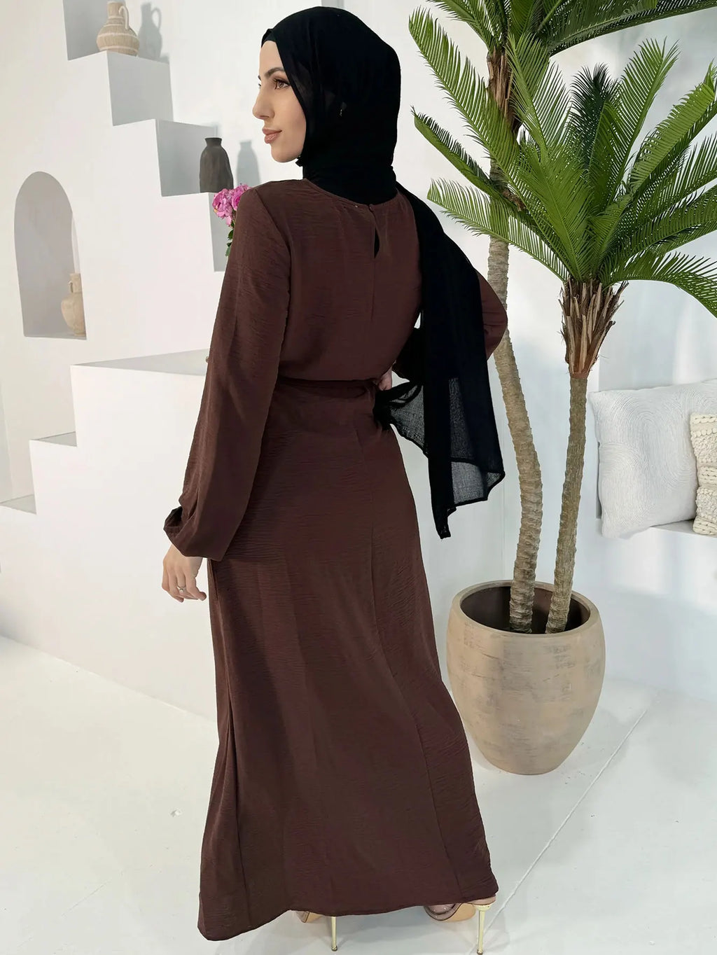 عباية نسائية بلون قهوة راقٍ لعام 2025، تجمع بين الأناقة والاحتشام في تصميم مستوحى من الكوفطان المغربي التقليدي.