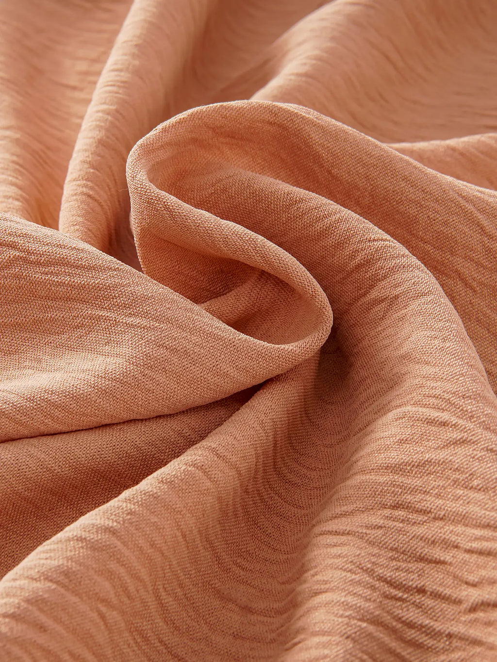 عباية نسائية بلون قهوة راقٍ لعام 2025، تجمع بين الأناقة والاحتشام في تصميم مستوحى من الكوفطان المغربي التقليدي.