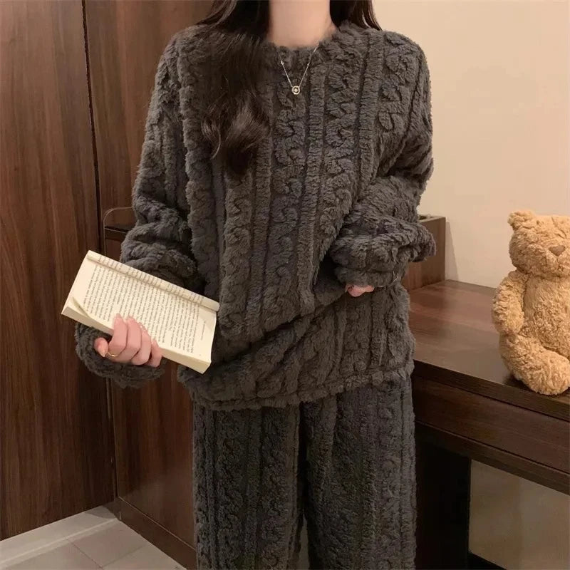 تجمع هذه البيجاما الدافئة من جاكار بين الأناقة والراحة بفضل قماشها المخملي الكورالي وسماكتها المصنوعة من الصوف، مما يجعلها مثالية لمواسم الخريف والشتاء.