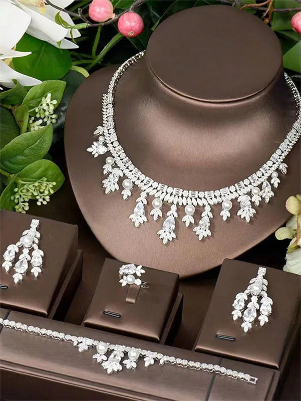 طقم مجوهرات فاخر بتصميم قطرة الماء الأنيق ✨ مجموعة متكاملة من 4 قطع تمنحكِ إطلالة أنثوية ناعمة تجمع بين الفخامة والرقي في كل مناسبة