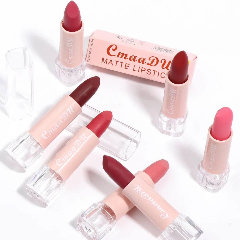 أحمر الشفاه السائل من CmaaDu 15Color Pro يقدم تغطية غنية ومطفأة مع ملمس ناعم وخفيف بفضل تركيبته التي تحتوي على زيت خفيف.