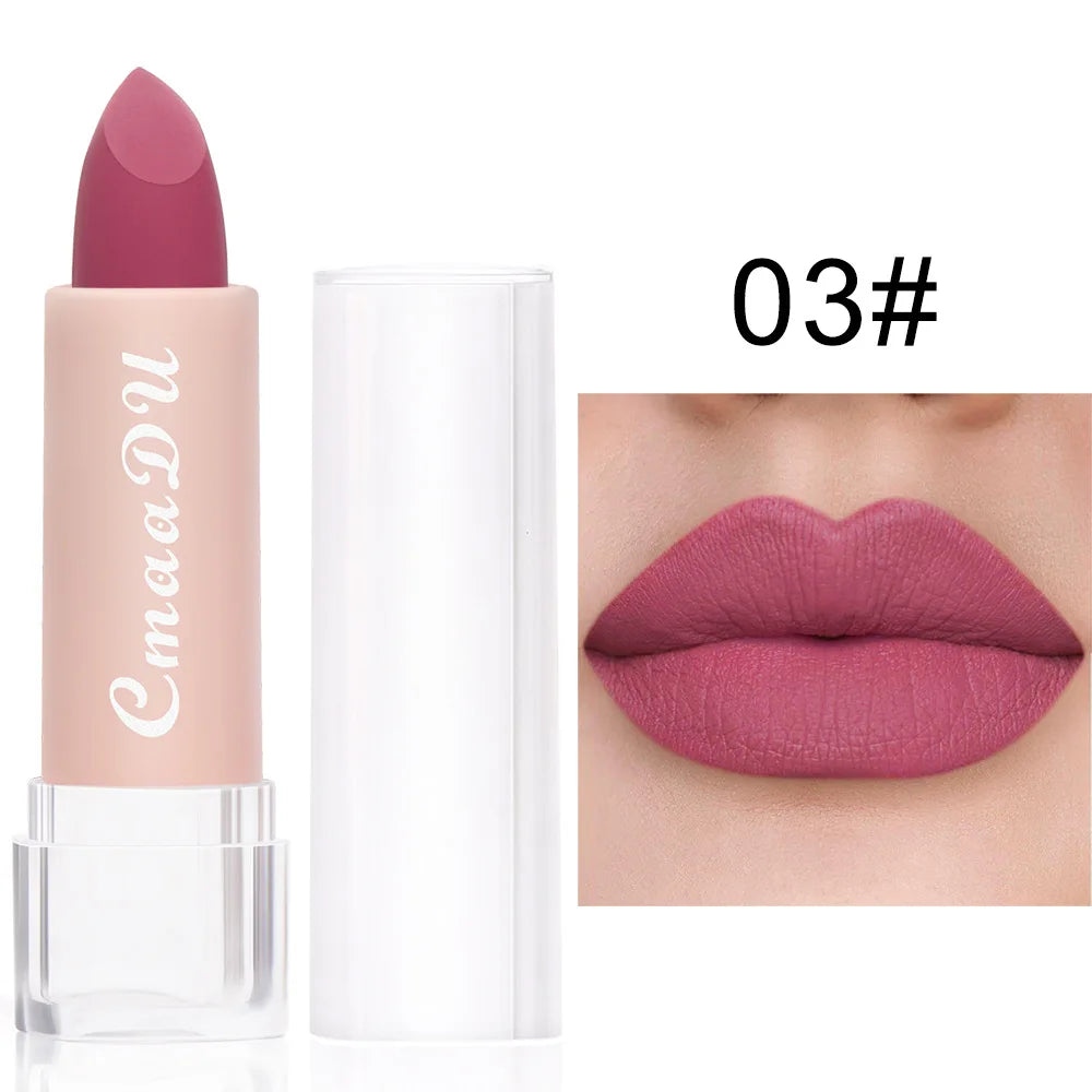 أحمر الشفاه السائل من CmaaDu 15Color Pro يقدم تغطية غنية ومطفأة مع ملمس ناعم وخفيف بفضل تركيبته التي تحتوي على زيت خفيف.