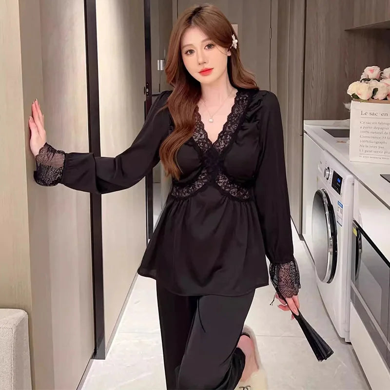 هذا الطقم النسائي لبيجامة بأكمام طويلة مثالي للارتداء المنزلي، حيث يجمع بين الراحة والأناقة بأسلوب لطيف.