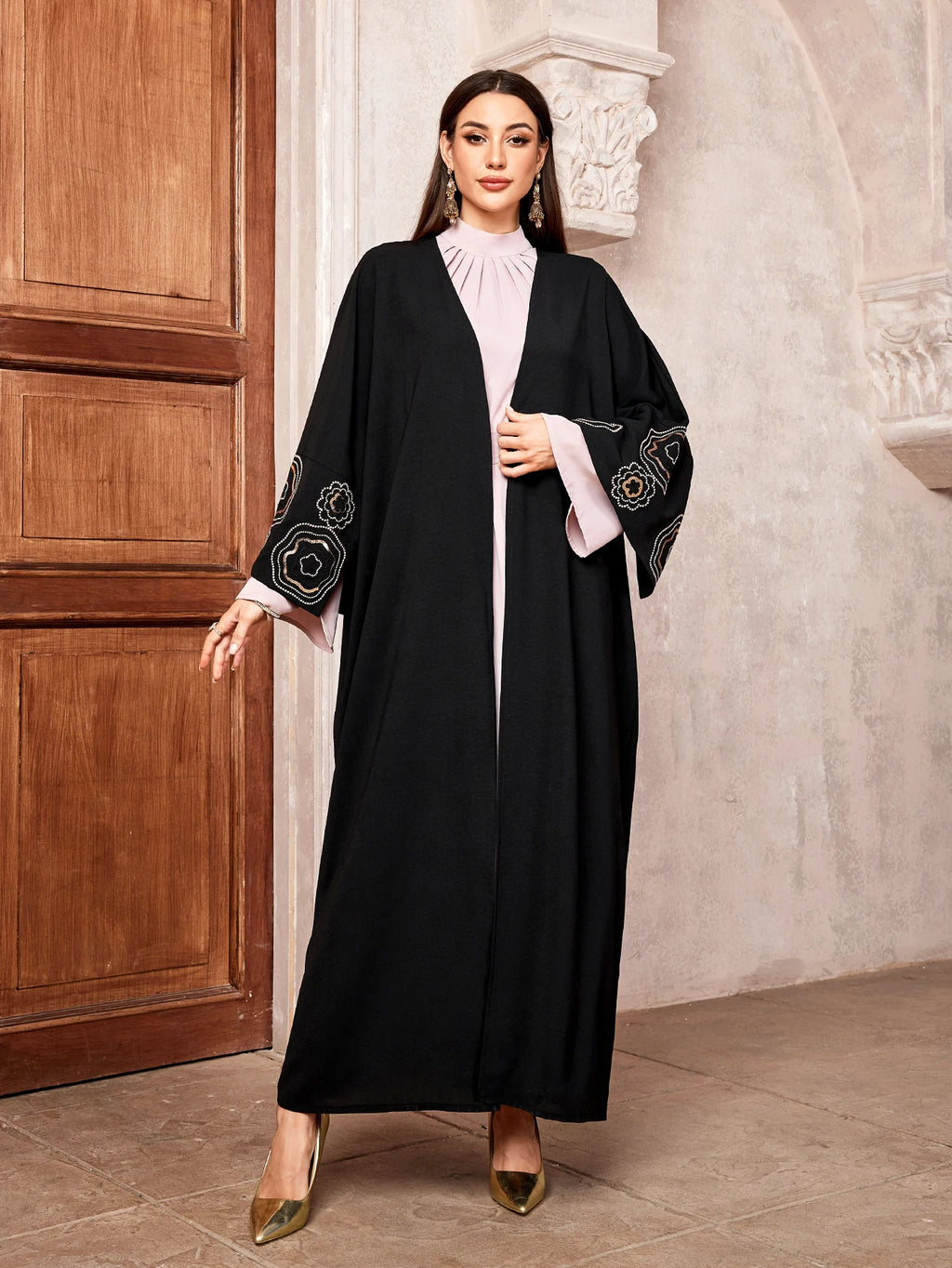 عباية كيمونو مفتوحة بتطريز أنيق تضيف لمسة فريدة لأناقتك  لكل مناسبة، تجمع بين الراحة والأنوثة بثوب فضفاض ينساب برقة.