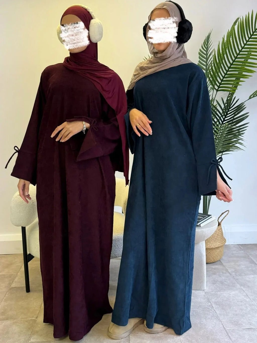 تجمع عباءة دبي الجديدة بين الفخامة والأناقة مع خامة المخمل الفاخر التي تمنح المرأة المسلمة العربية مظهراً محتشماً ومميزاً