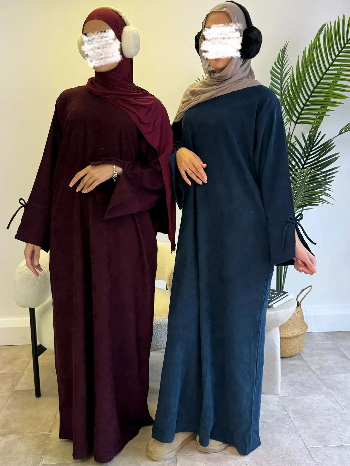تجمع عباءة دبي الجديدة بين الفخامة والأناقة مع خامة المخمل الفاخر التي تمنح المرأة المسلمة العربية مظهراً محتشماً ومميزاً