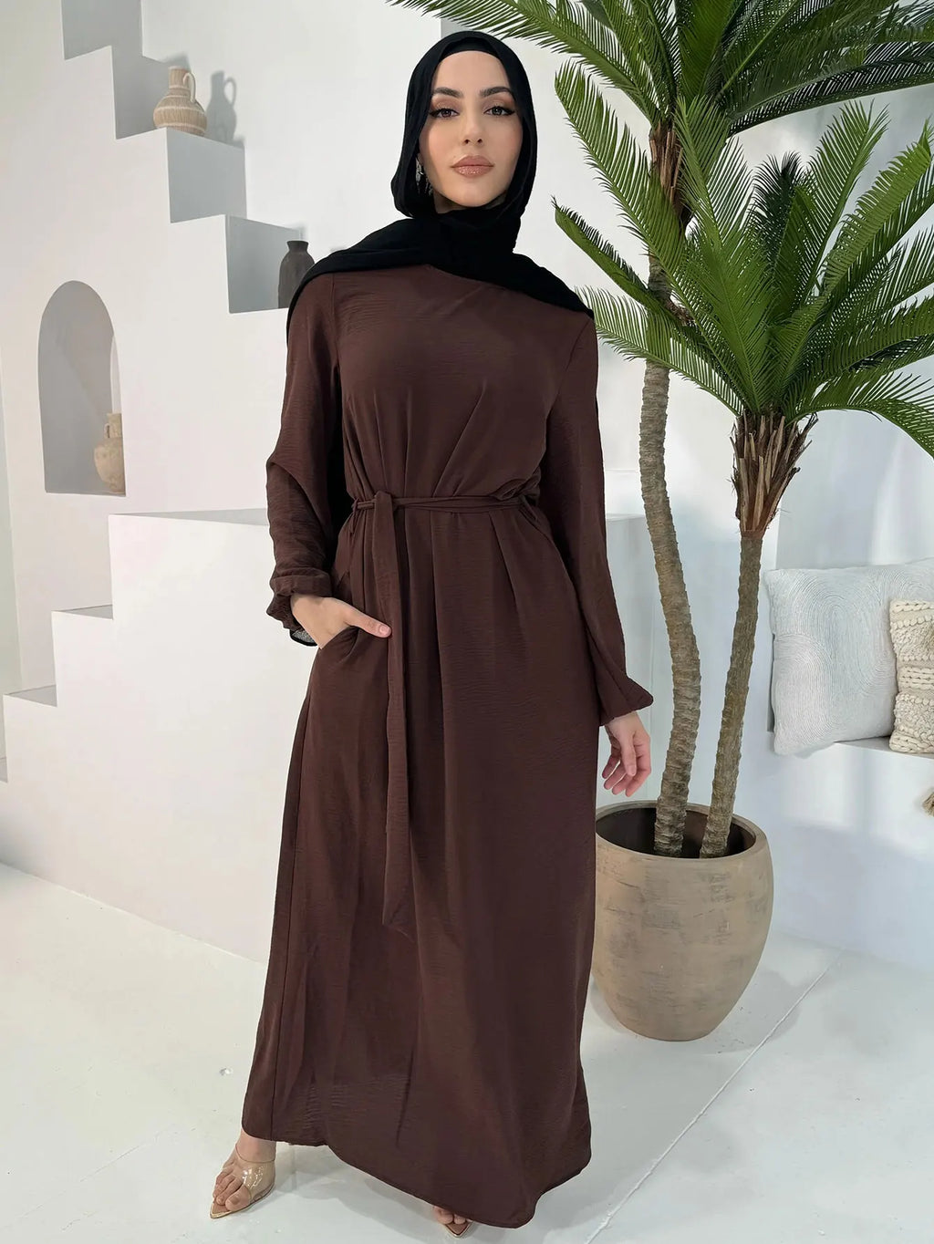 عباية نسائية بلون قهوة راقٍ لعام 2025، تجمع بين الأناقة والاحتشام في تصميم مستوحى من الكوفطان المغربي التقليدي.